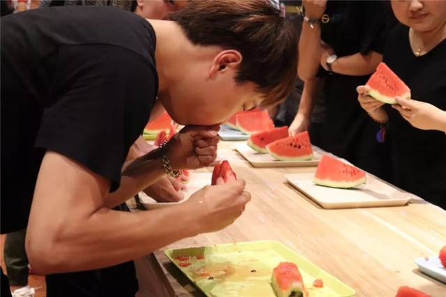 揭开吃瓜网站黑料背后的秘密：娱乐圈不为人知的真相