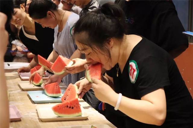 反差婊吃瓜黑料不打烊，背后真相惊呆了所有人！